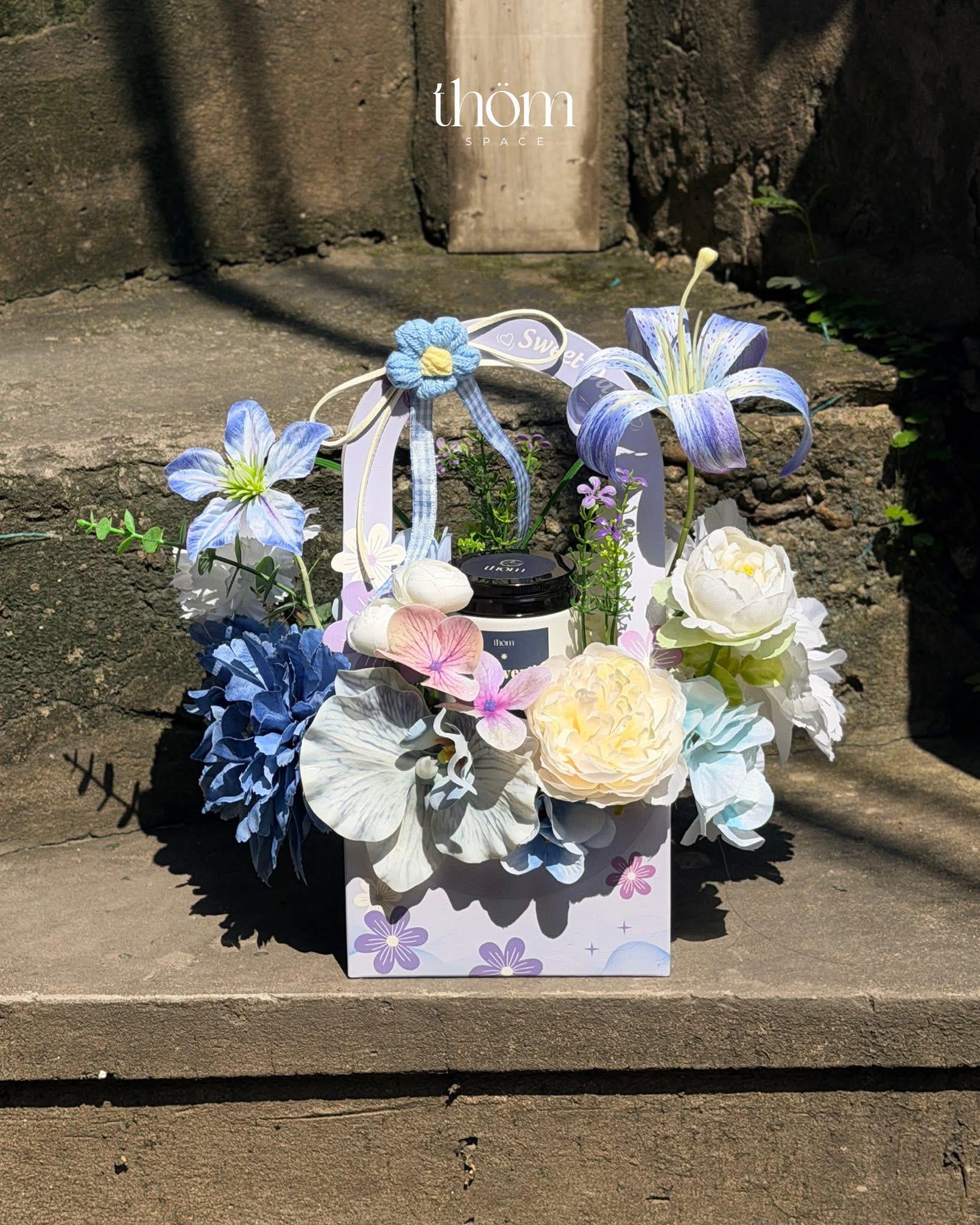Thơm Space floral arrangement